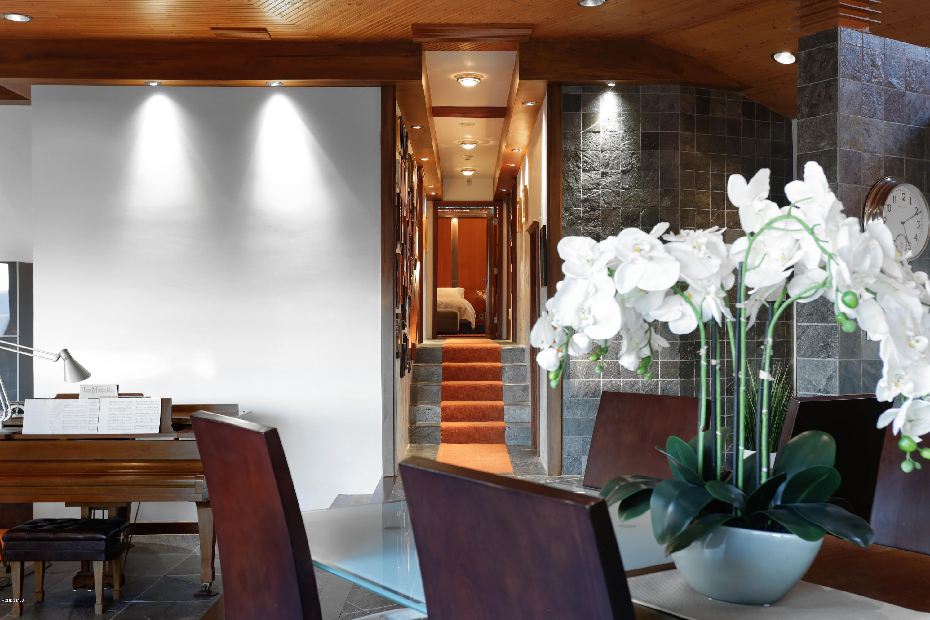 88 Estaban Drive Camarillo, CA 93010 - Photo 18 of 36 Hallway