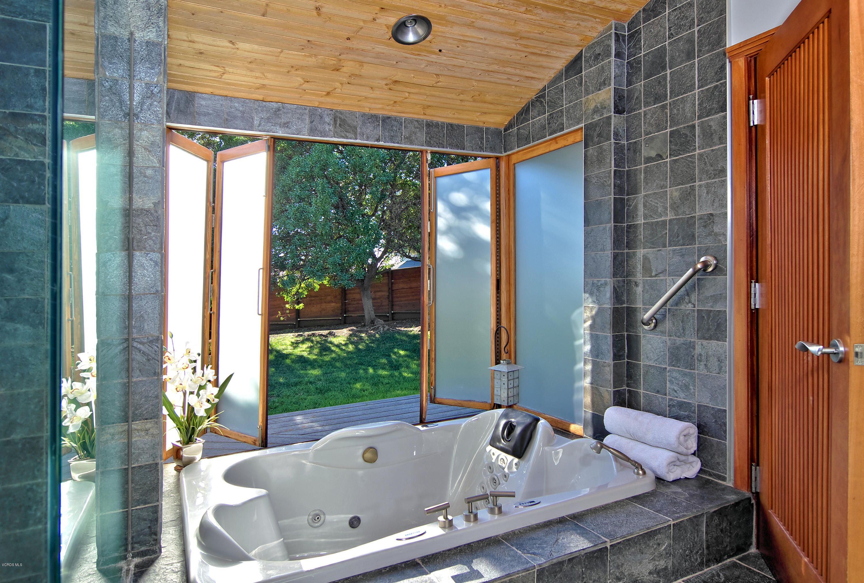 88 Estaban Drive Camarillo, CA 93010 - Photo 22 of 36 Master bathroom 1