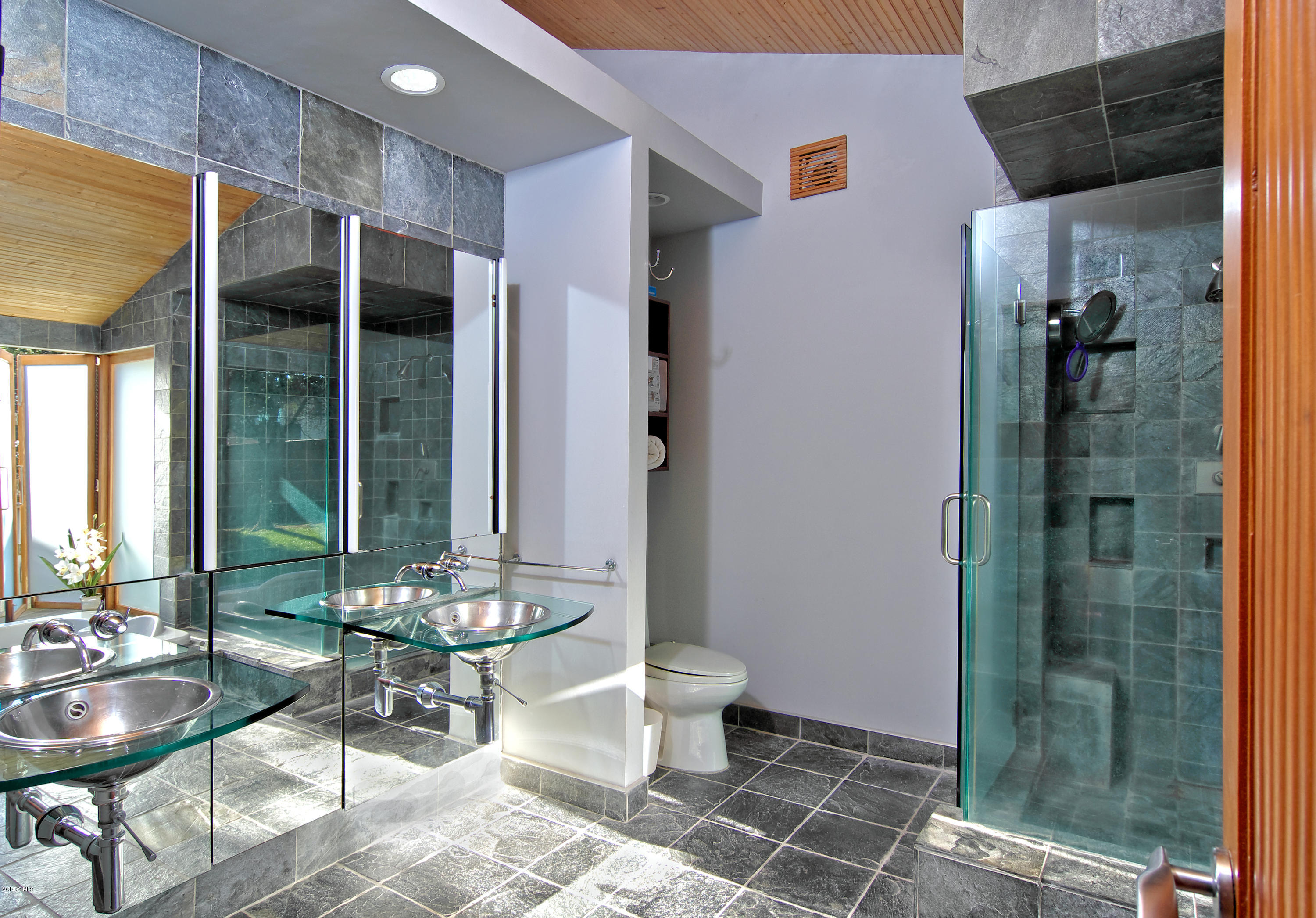 88 Estaban Drive Camarillo, CA 93010 - Photo 23 of 36 Master bathroom 2