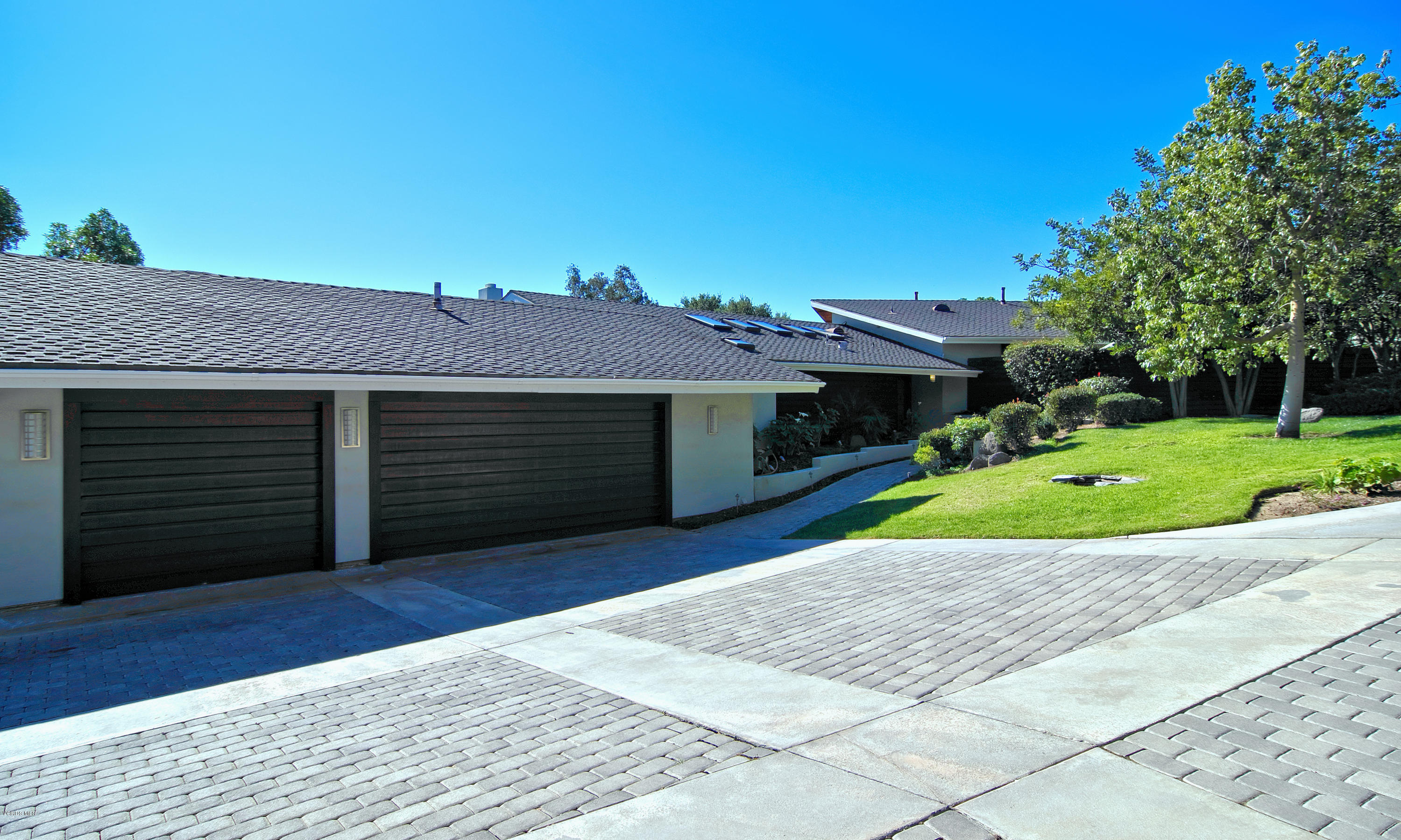 88 Estaban Drive Camarillo, CA 93010 - Photo 4 of 36 Garage