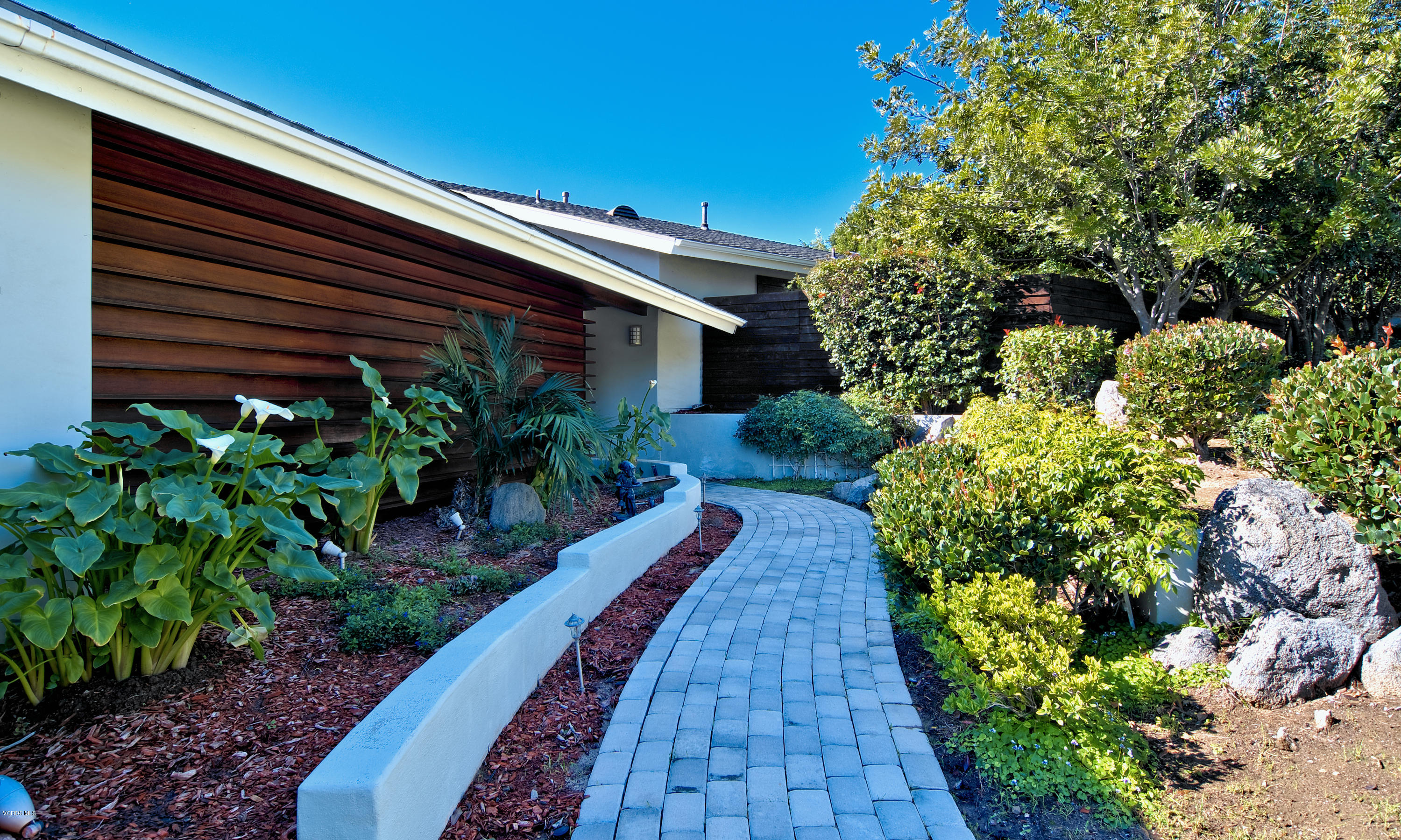 88 Estaban Drive Camarillo, CA 93010 - Photo 5 of 36 Walkway
