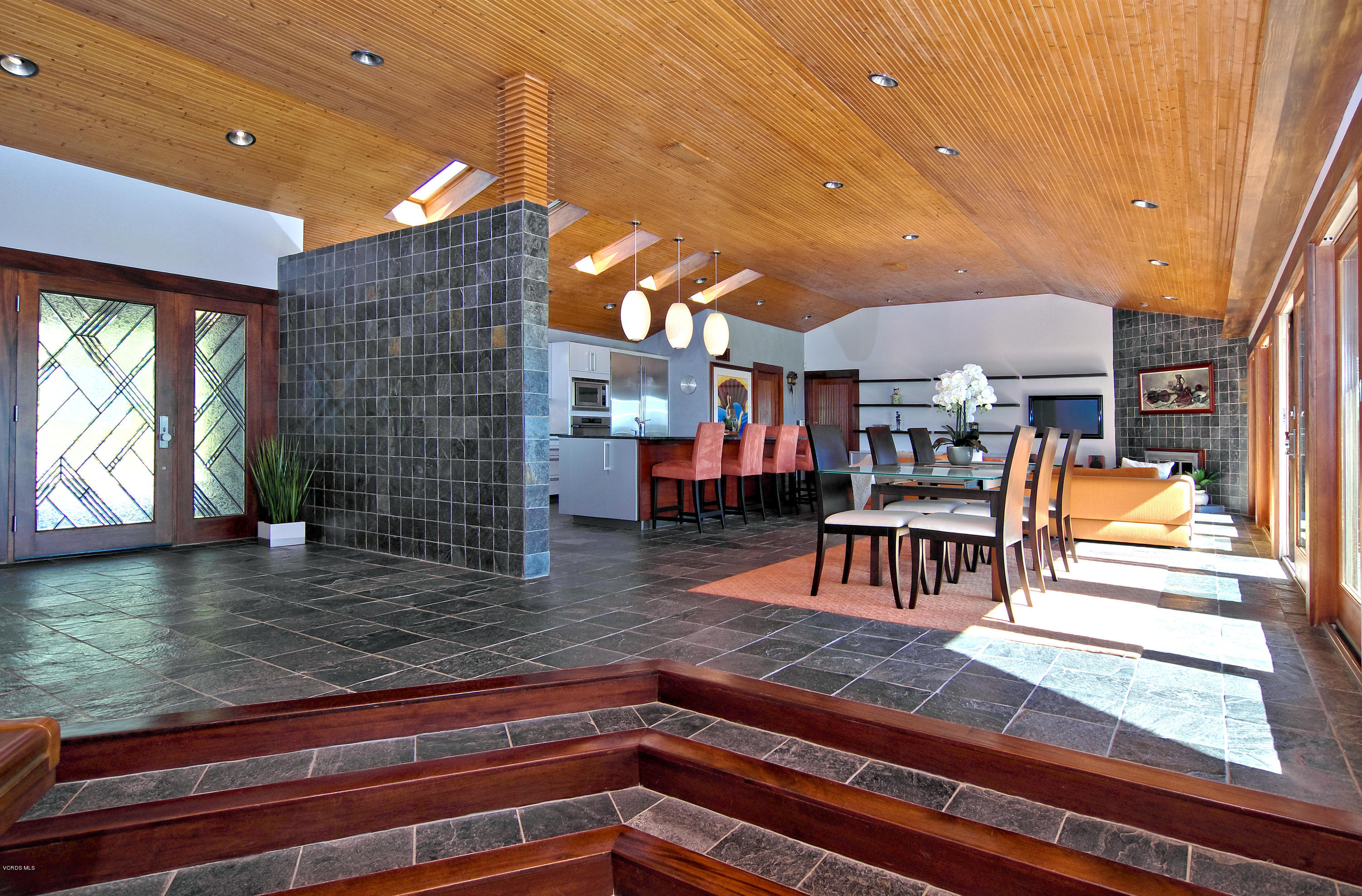 88 Estaban Drive Camarillo, CA 93010 - Photo 8 of 36 Dining room and living room daytime