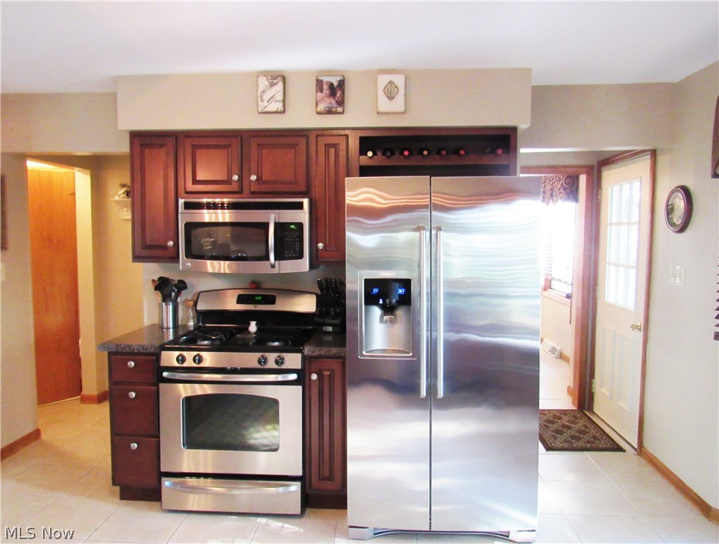 Newer Stainless Steel Appliances including a Gas range for the Discriminating Chef in the house.