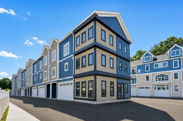 $949,900 | 2 Nylah Crossing, Unit 2, Franklin, MA 02038