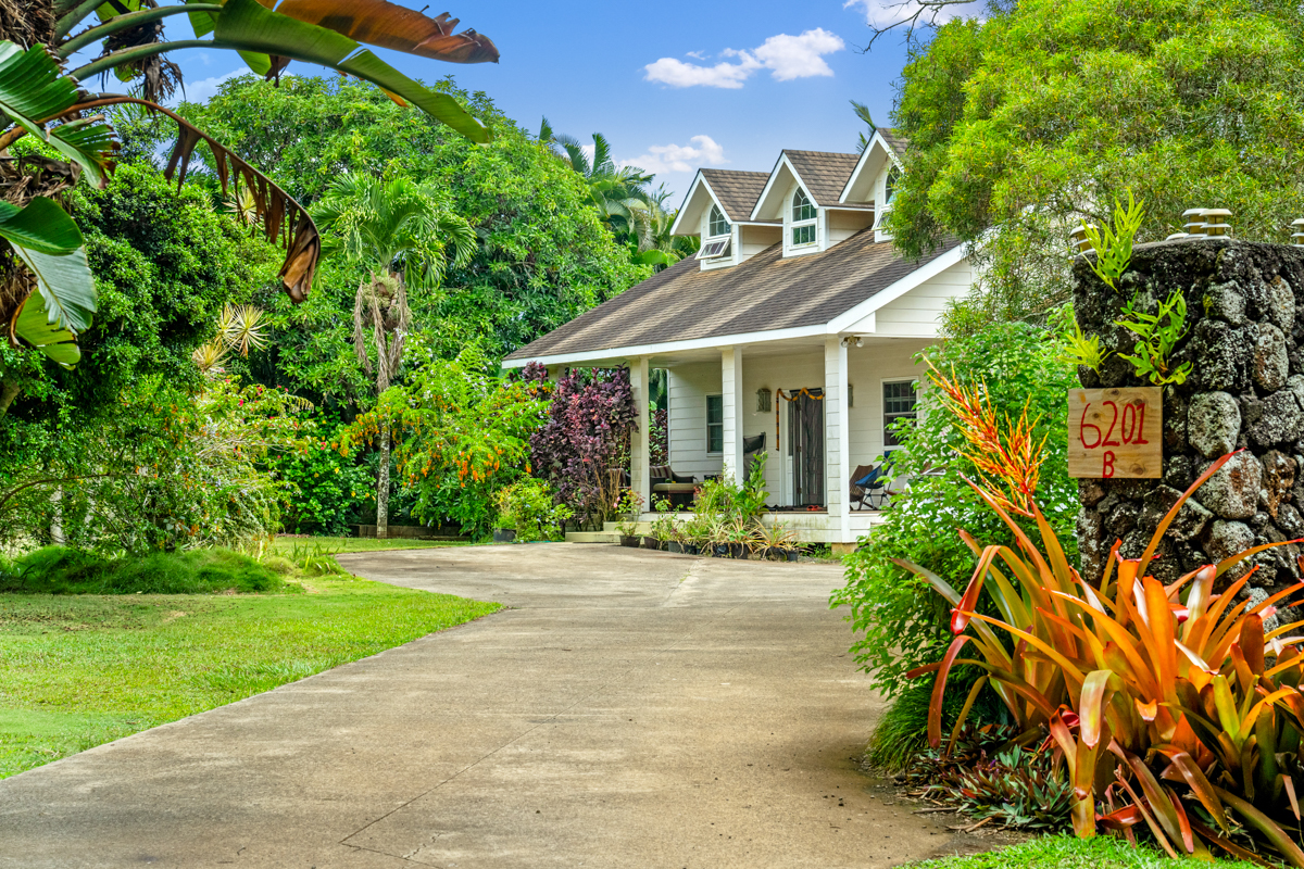 6201 B Kawaihau Road, Unit B Kapaa, HI 96746 - Photo 18 of 30 a front view of a house with a garden