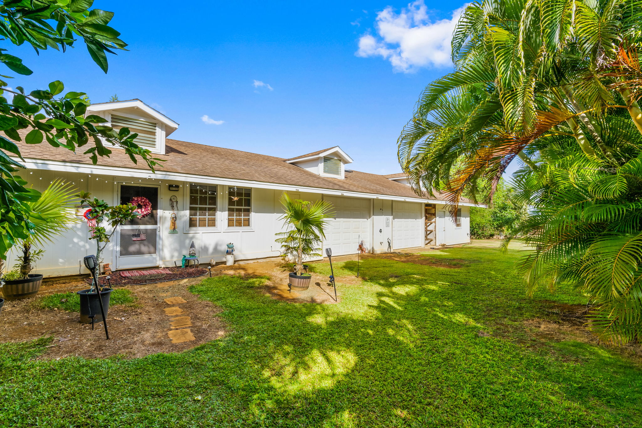 6201 B Kawaihau Road, Unit B Kapaa, HI 96746 - Photo 19 of 30 a front view of a house with garden