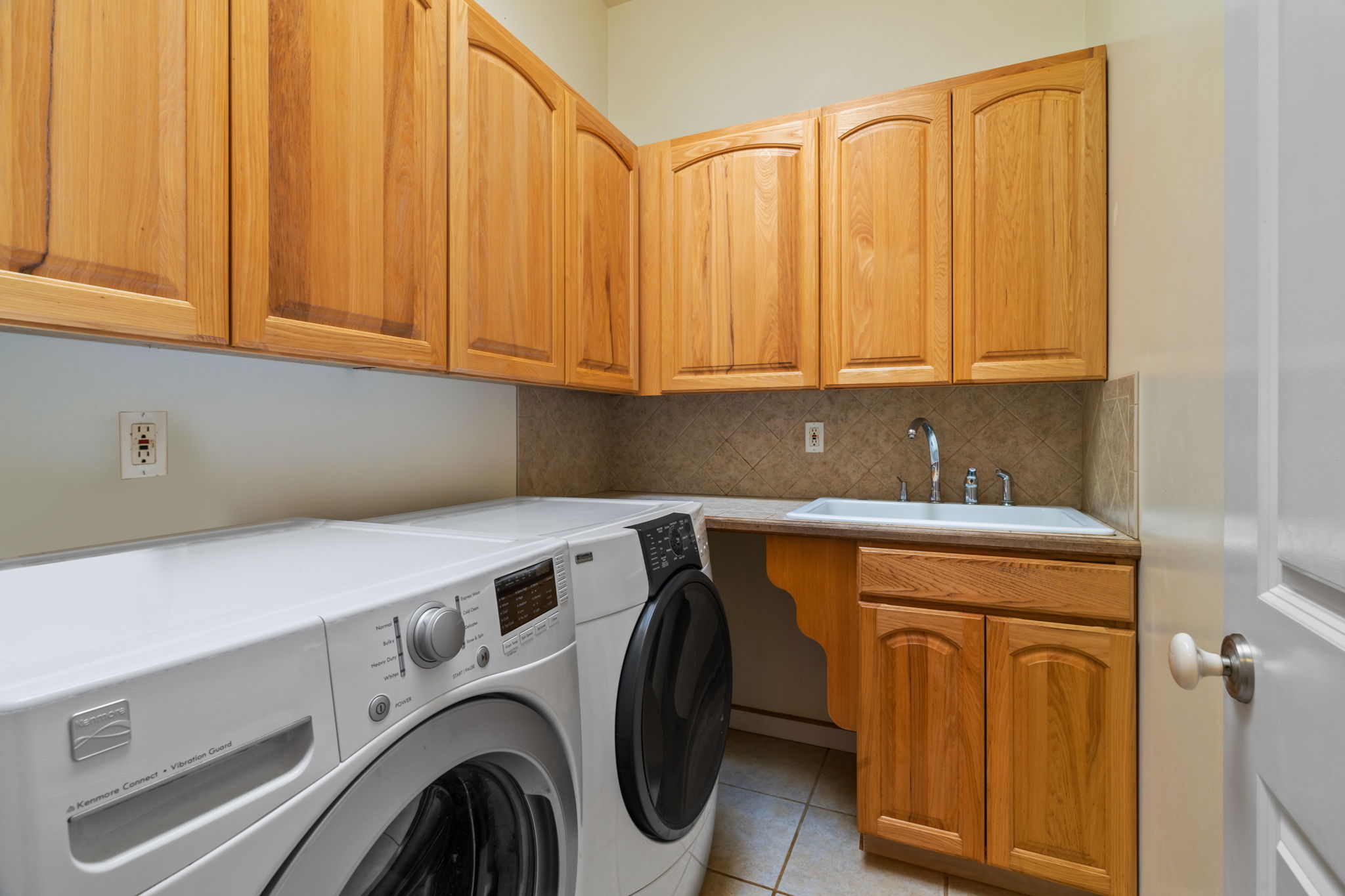 6201 B Kawaihau Road, Unit B Kapaa, HI 96746 - Photo 30 of 30 a utility room with dryer and washer