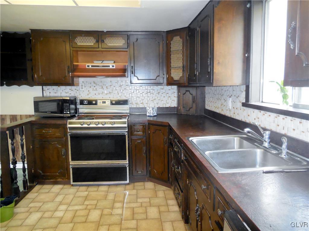 eat in kitchen; ample cabinetry; tile backsplash