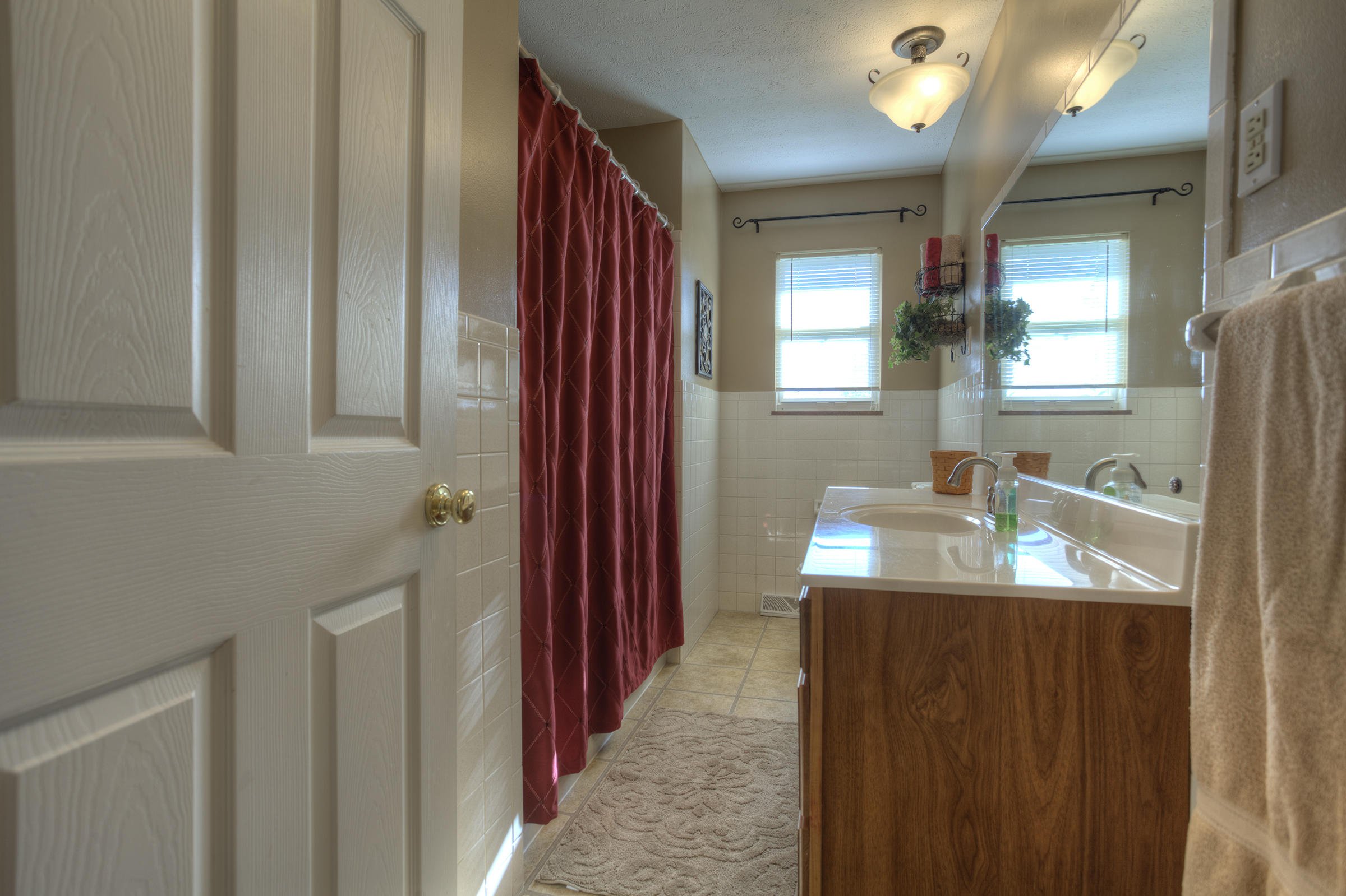8225 Spruceland Road Powell, TN 37849 - Photo 22 of 40 020_Guest Bath