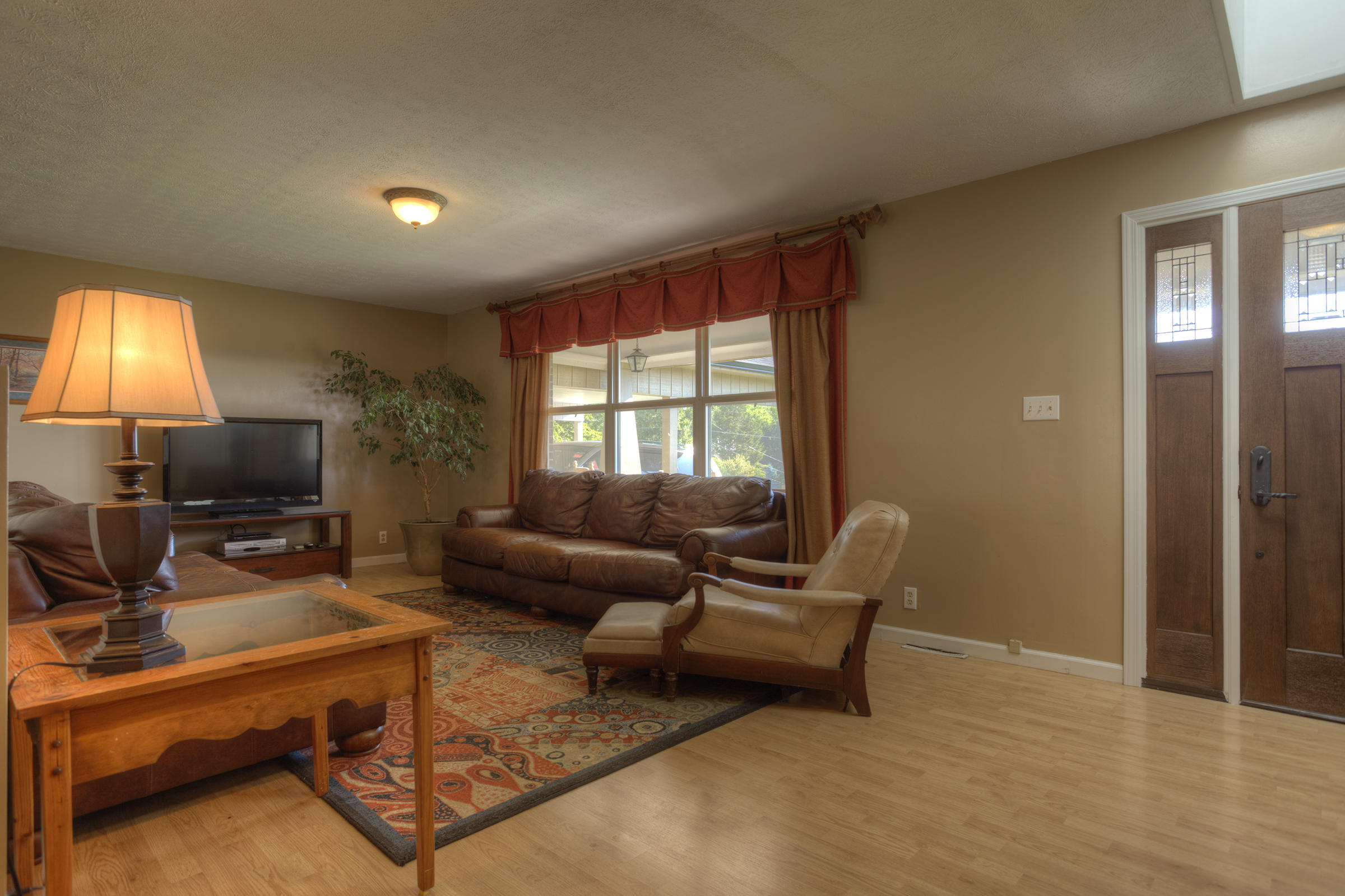 8225 Spruceland Road Powell, TN 37849 - Photo 6 of 40 004_Living Room