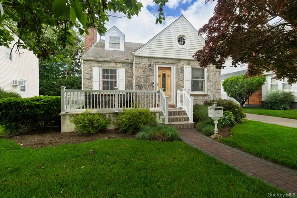 $819,000 | 15 Horton Street, Malverne, NY 11565