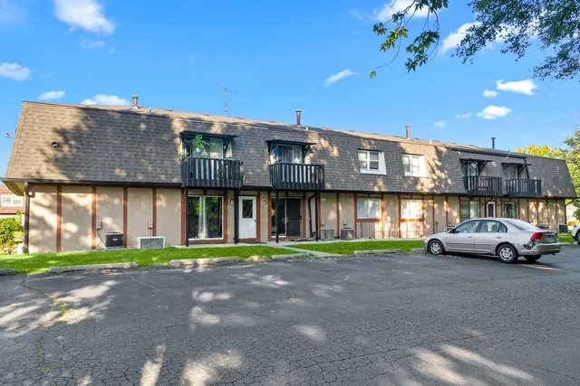 $1,400 | 1017 9th Street, Unit 7, Harvard, IL 60033