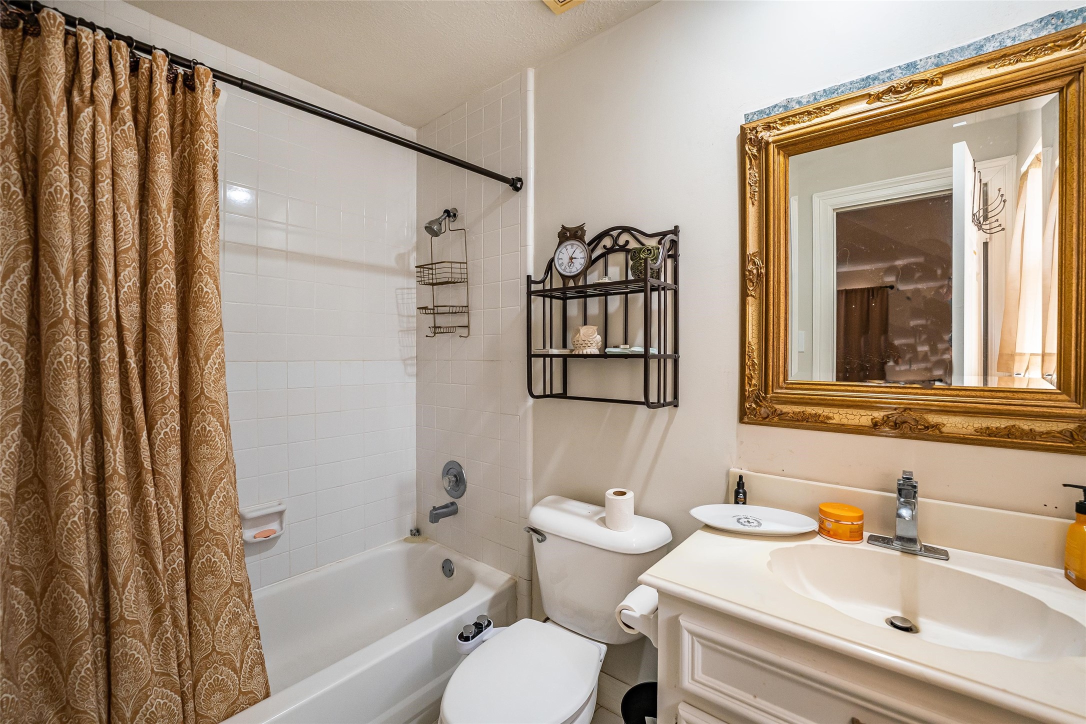 8002 Royal Crest Court Spring, TX 77379 - Photo 42 of 50 Full Bath in room over the garage