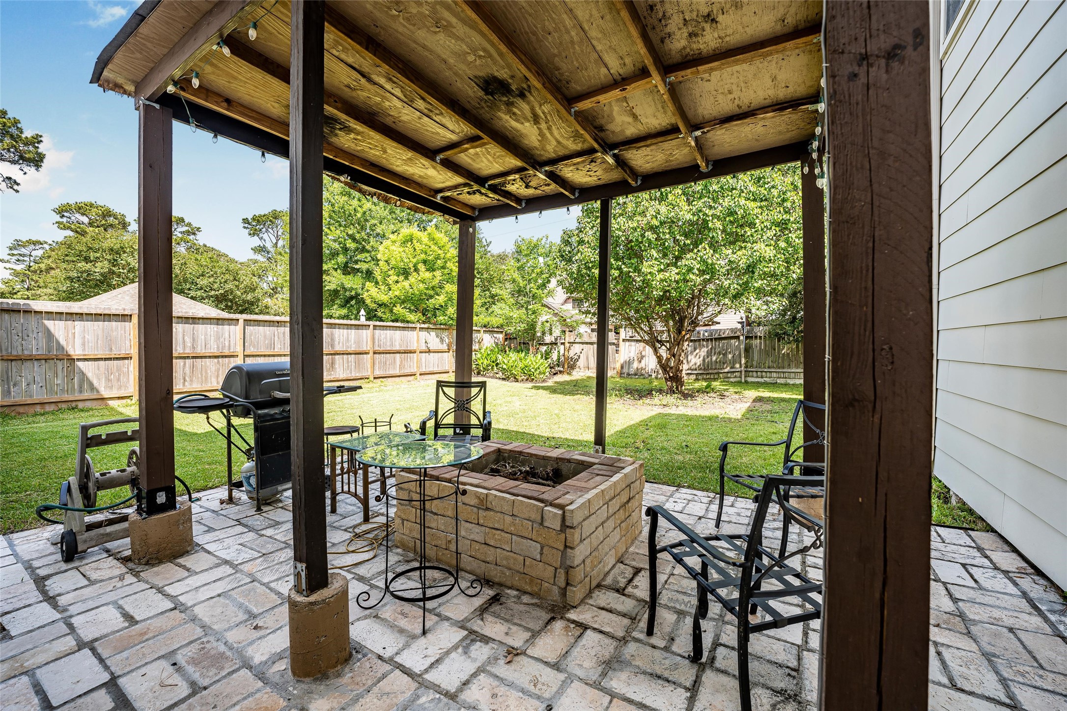 8002 Royal Crest Court Spring, TX 77379 - Photo 46 of 50 a living room with patio furniture and garden