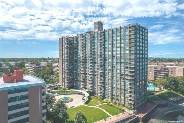 $450,000 | 166-25 Powells Cove Boulevard, Unit 12J | Beechhurst