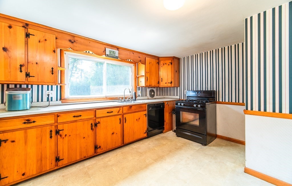 240 Newton Road Springfield, MA 01118 - Photo 12 of 37
