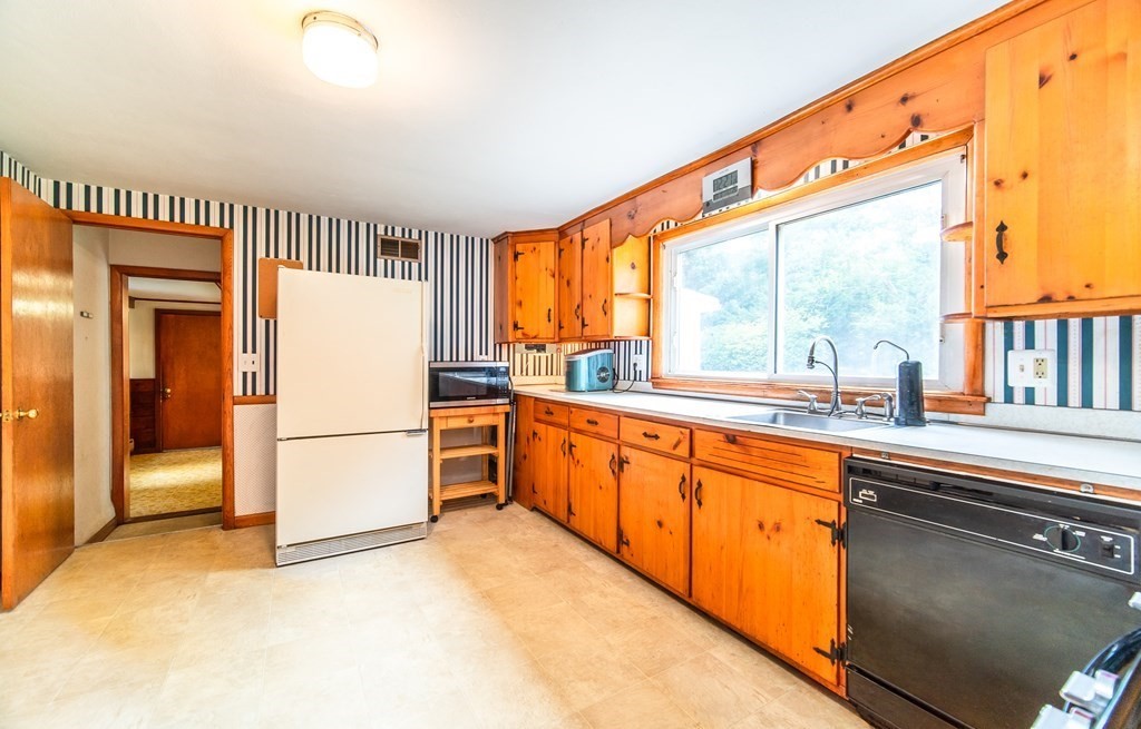 240 Newton Road Springfield, MA 01118 - Photo 10 of 37