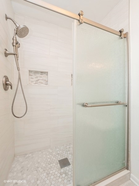 140 Crescent Lane Schaumburg, IL 60193 - Photo 13 of 21 a bathroom with a shower