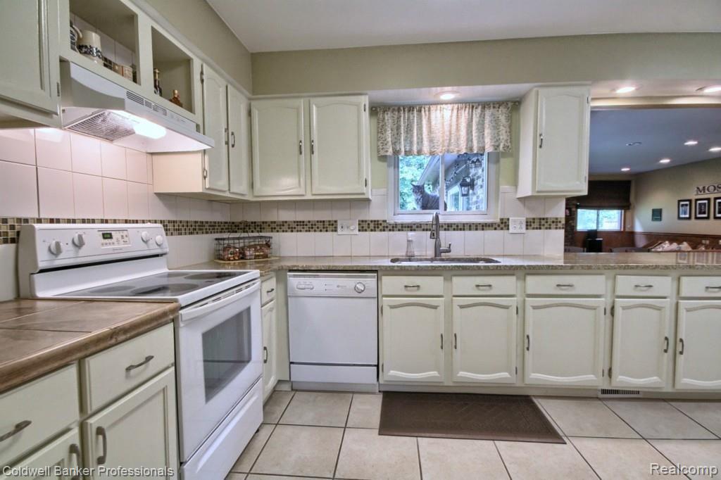 1310 Wagon Wheel Road Canton, MI 48188 - Photo 10 of 28 Kitchen_2nd_View.jpg