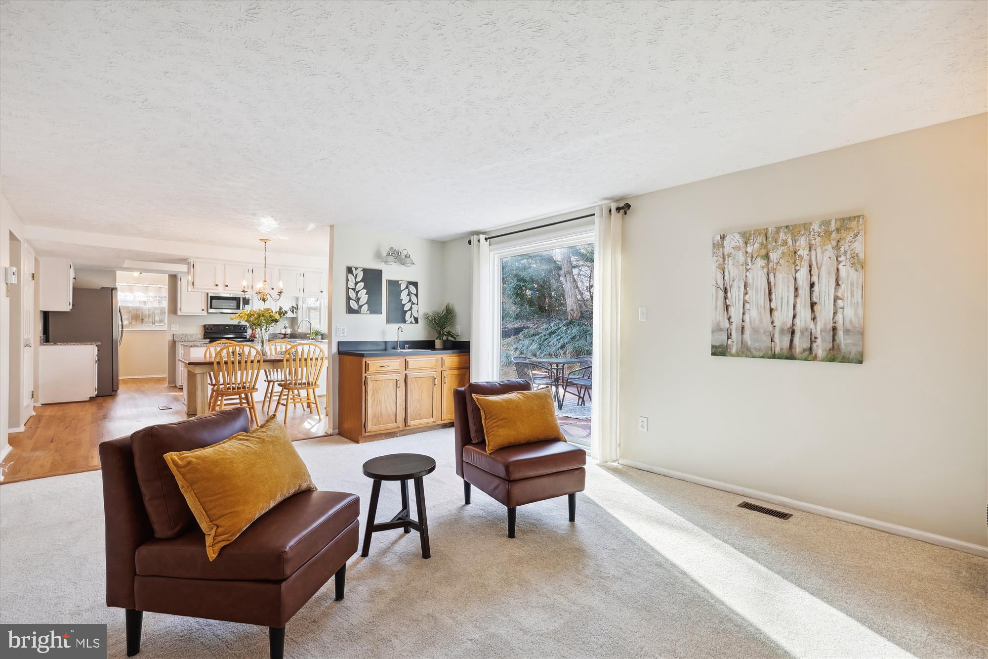 4598 Rincon Place Dumfries, VA 22025 - Photo 14 of 41 Check out the convenient wet-bar for entertaining!