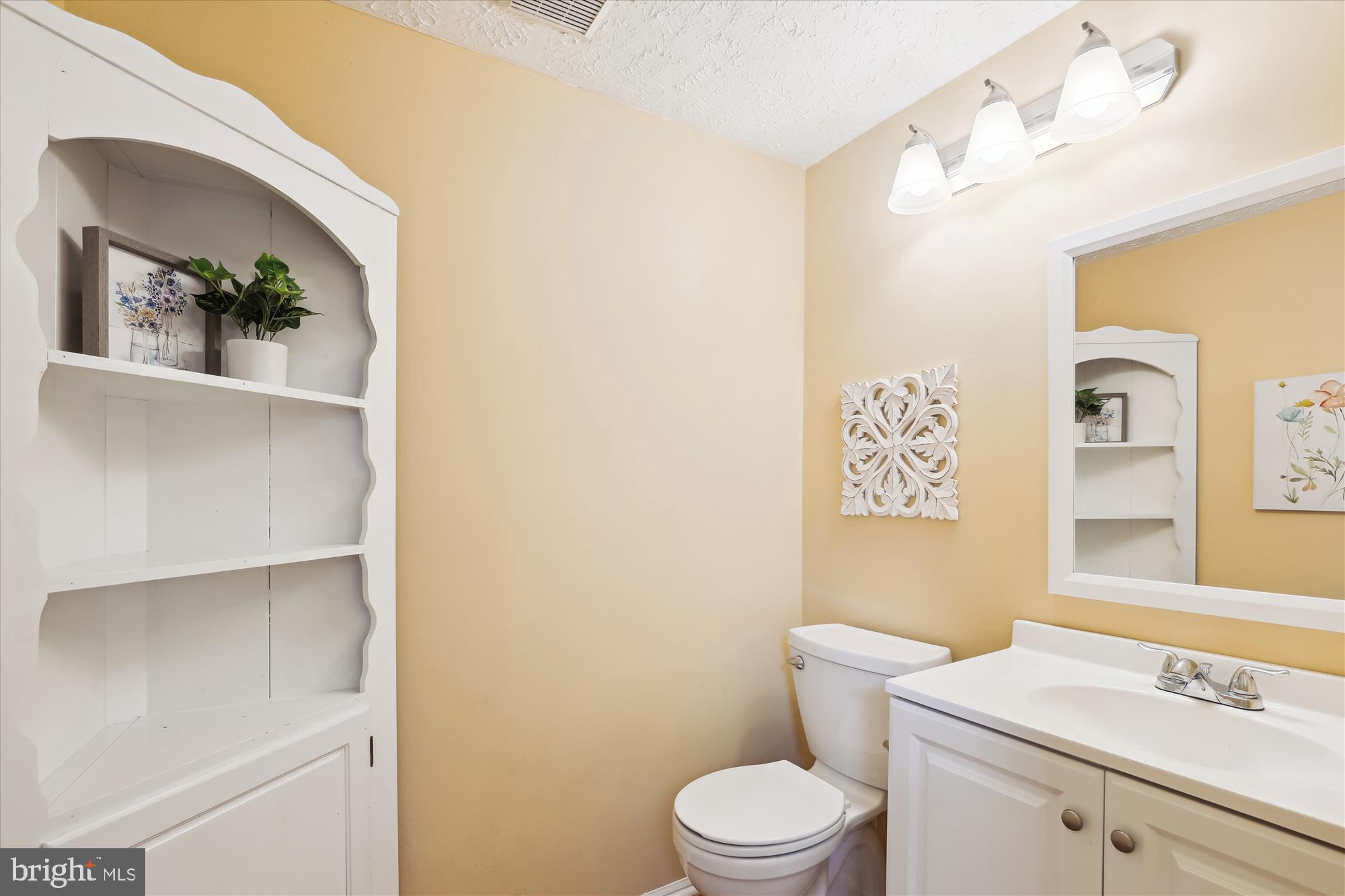 4598 Rincon Place Dumfries, VA 22025 - Photo 15 of 41 Main level powder room