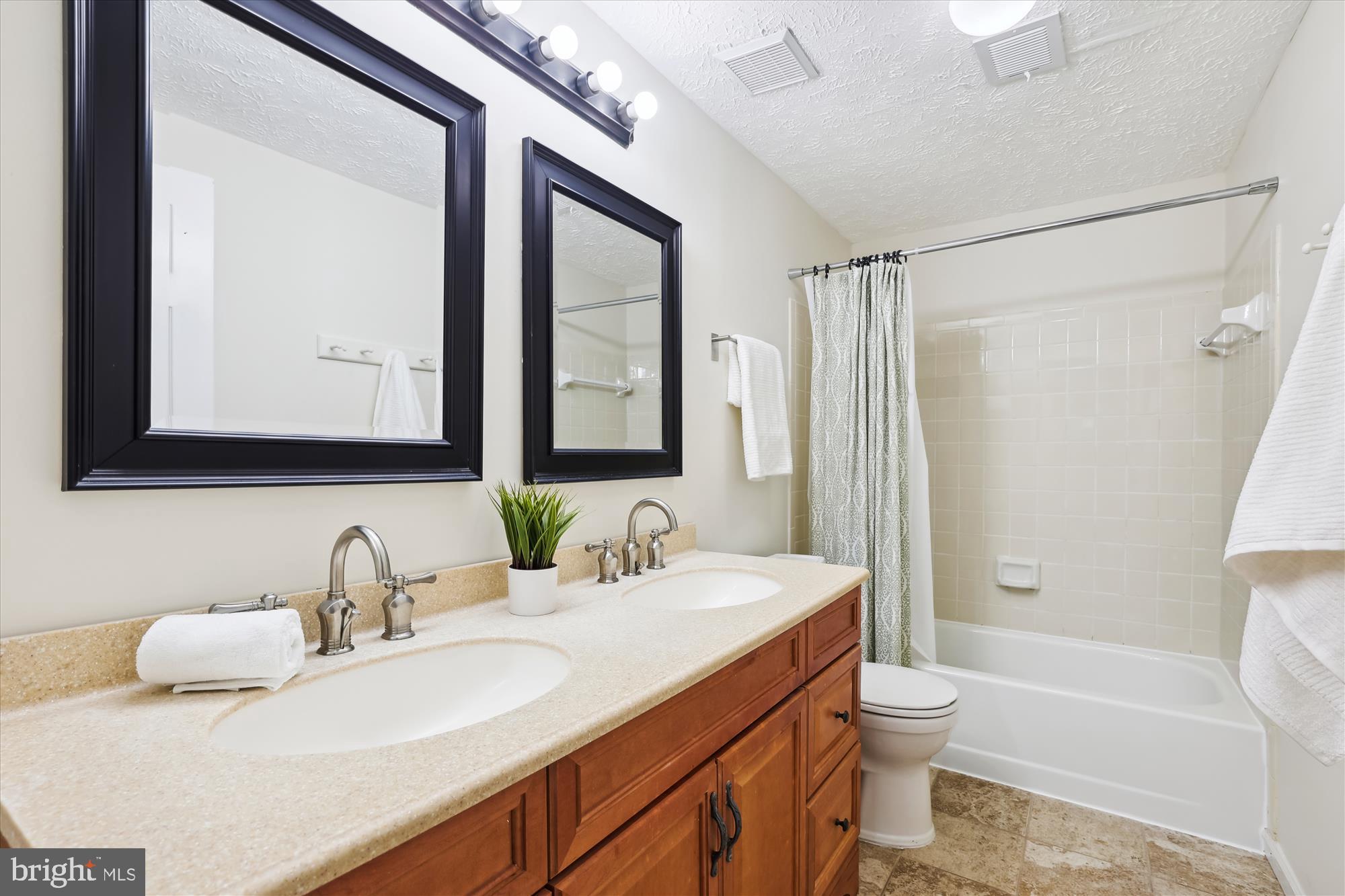 4598 Rincon Place Dumfries, VA 22025 - Photo 27 of 41 Dual sinks in the hallway bath