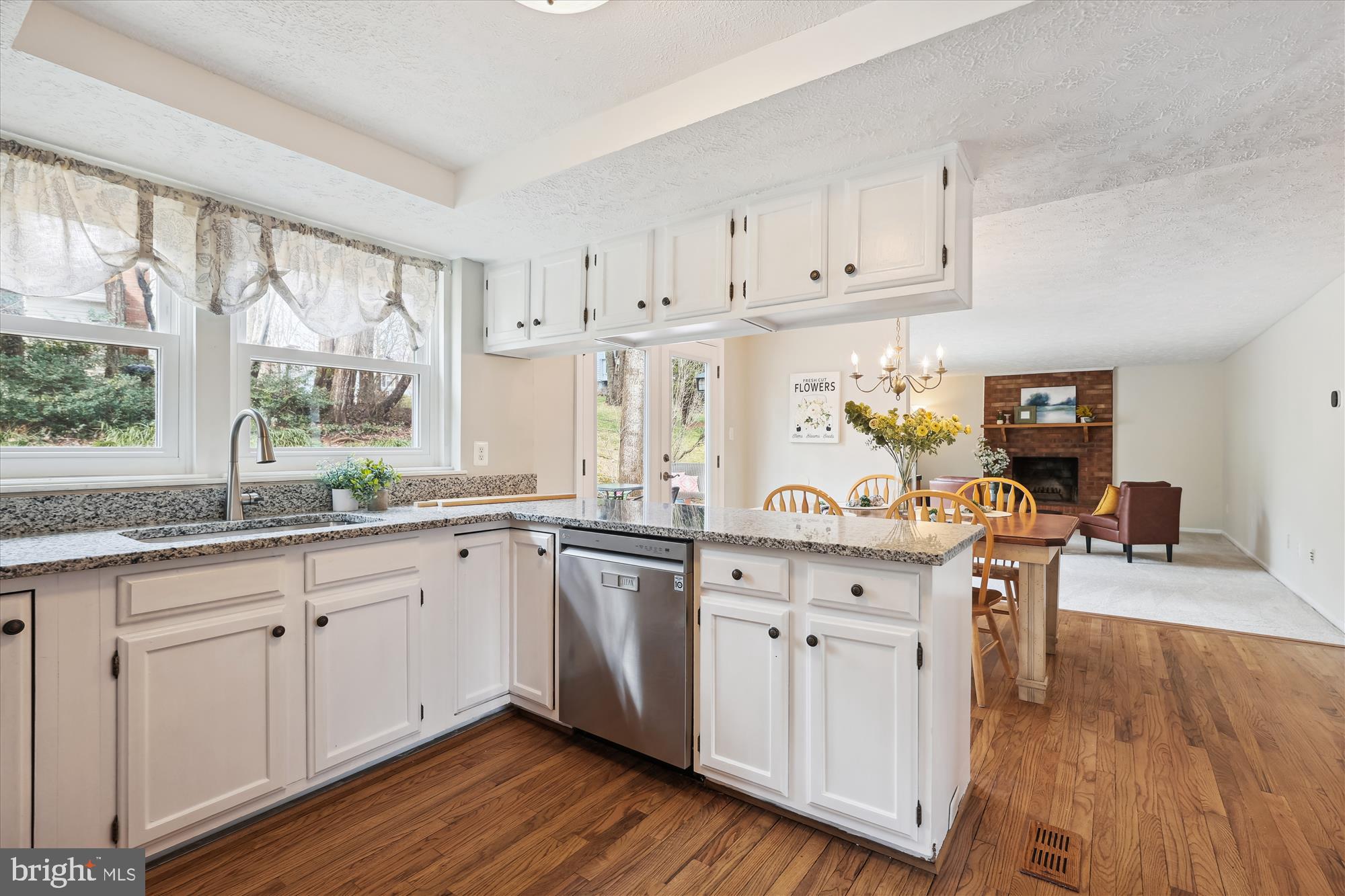 4598 Rincon Place Dumfries, VA 22025 - Photo 7 of 41 Updated with granite counters