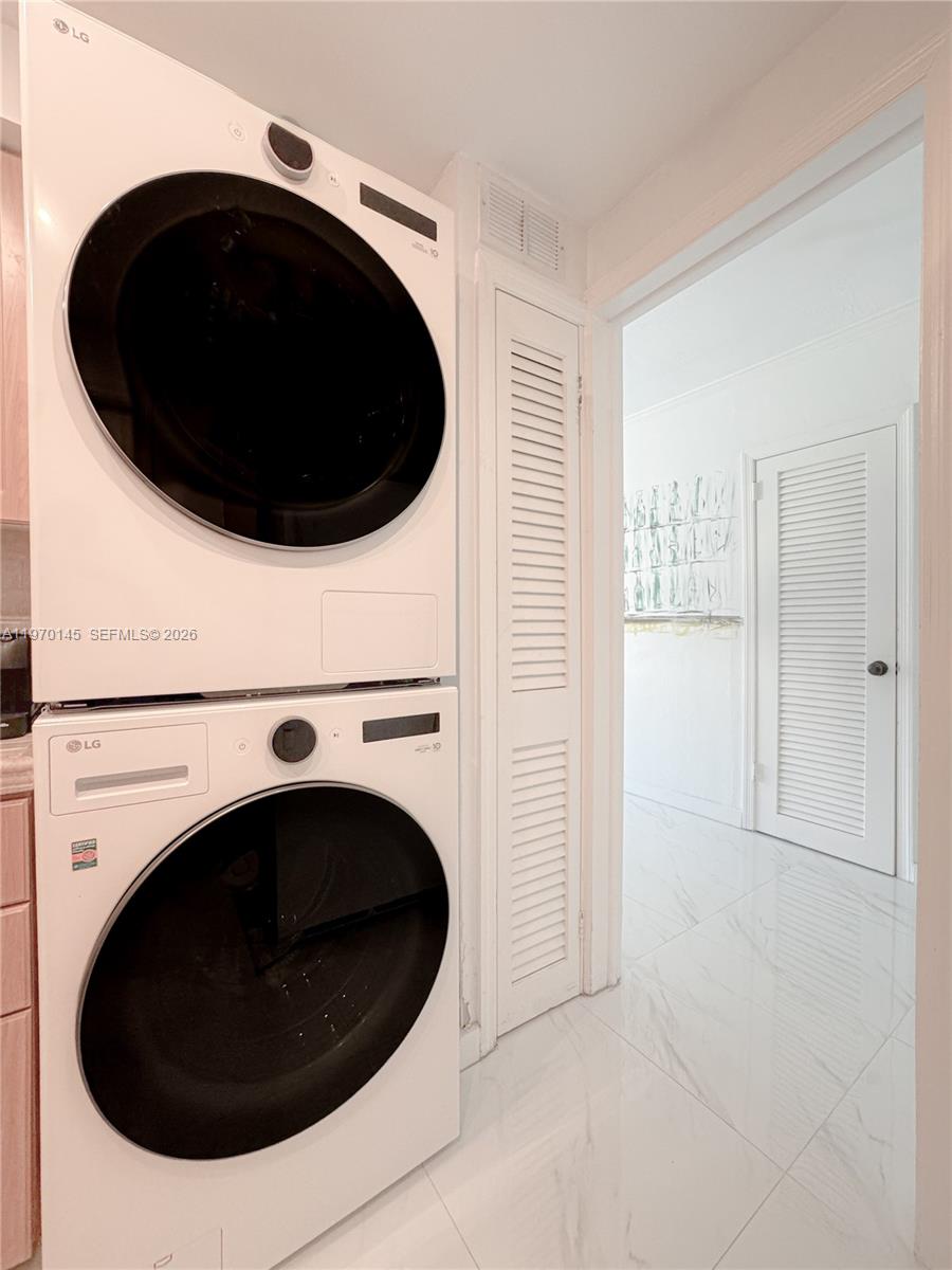 555 Crandon Boulevard, Unit 82 Key Biscayne, FL 33149 - Photo 13 of 28 a utility room with dryer and washer