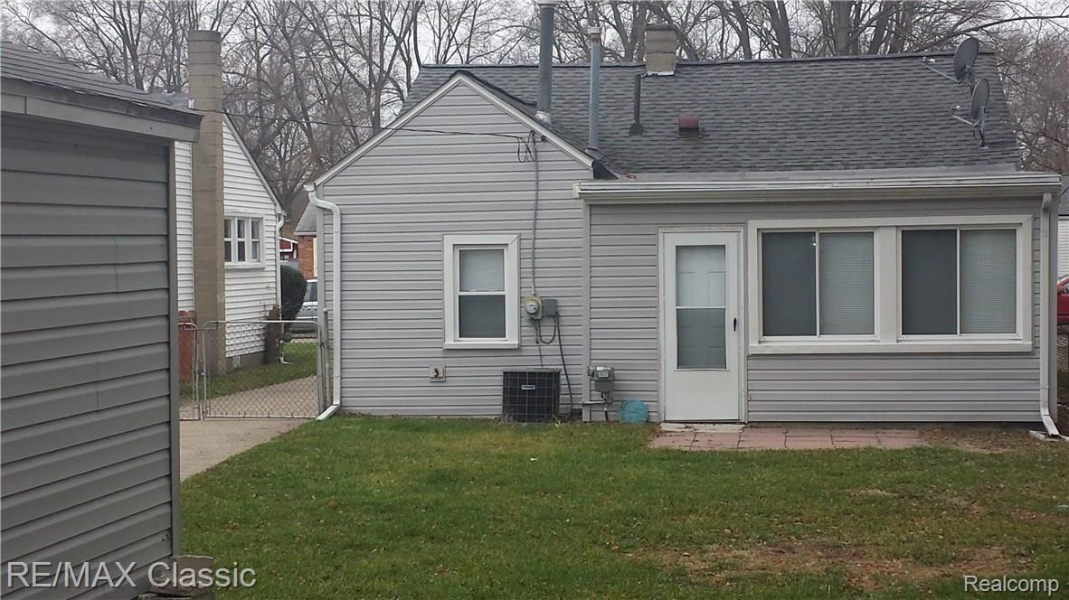 21140 Rensselaer Street Farmington, MI 48336 - Photo 2 of 12 Renback.jpg