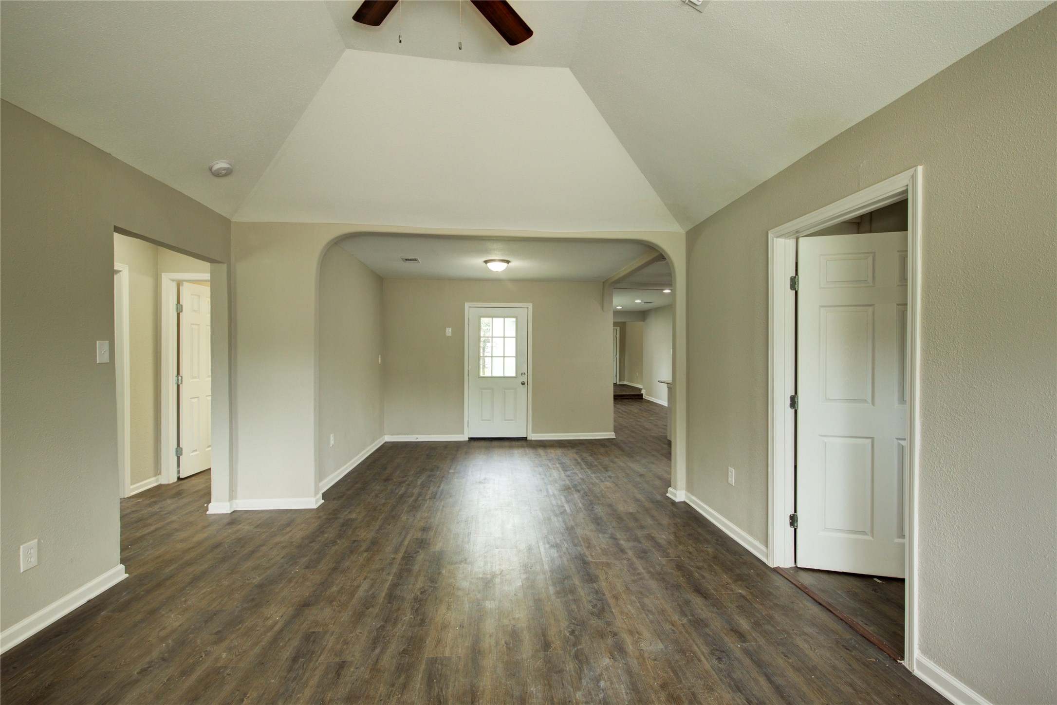5406 Bataan Road Houston, TX 77033 - Photo 7 of 28 Living room