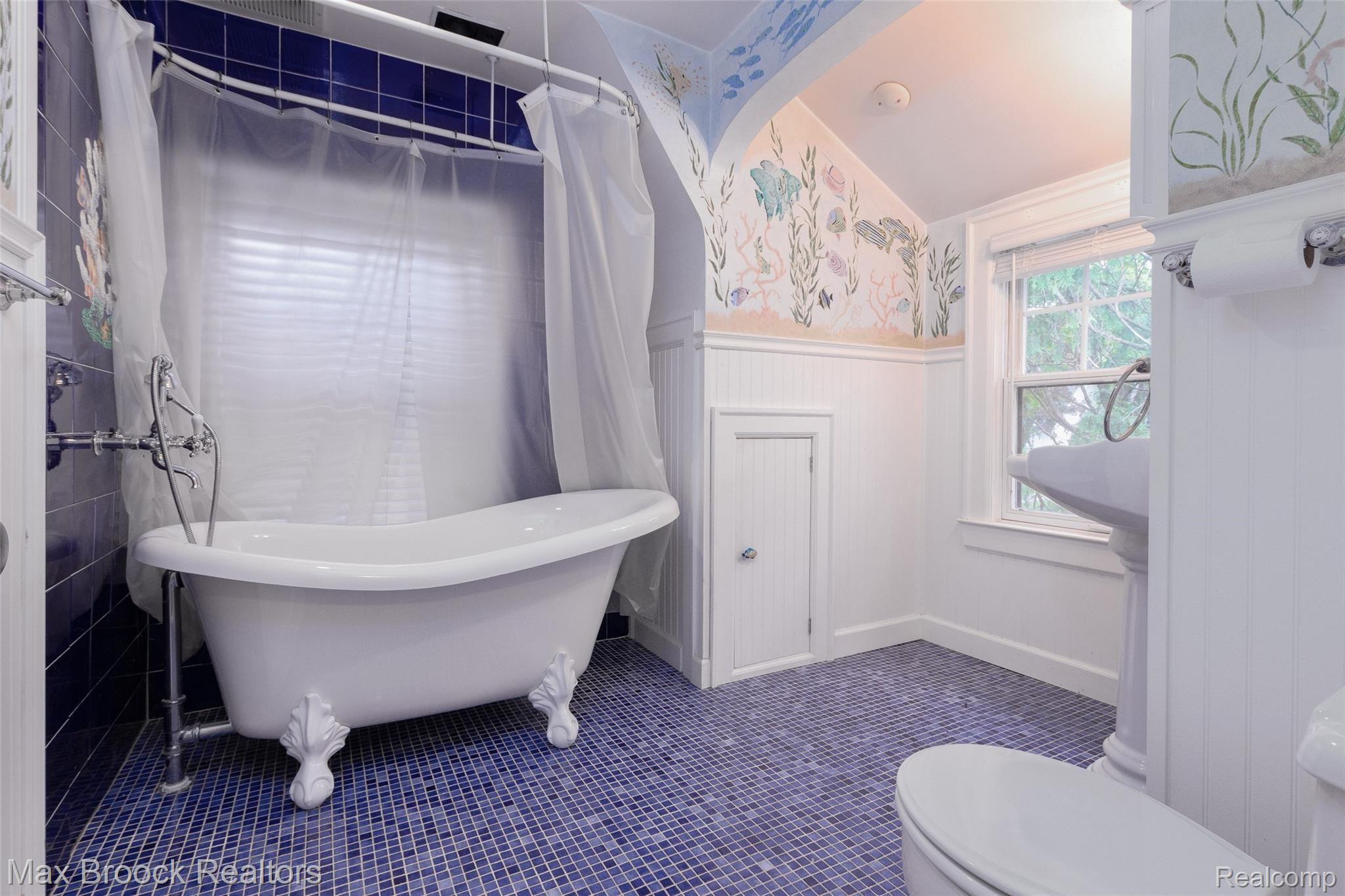 2280 Yorkshire Road Birmingham, MI 48009 - Photo 10 of 18 Second Floor Bath.jpg