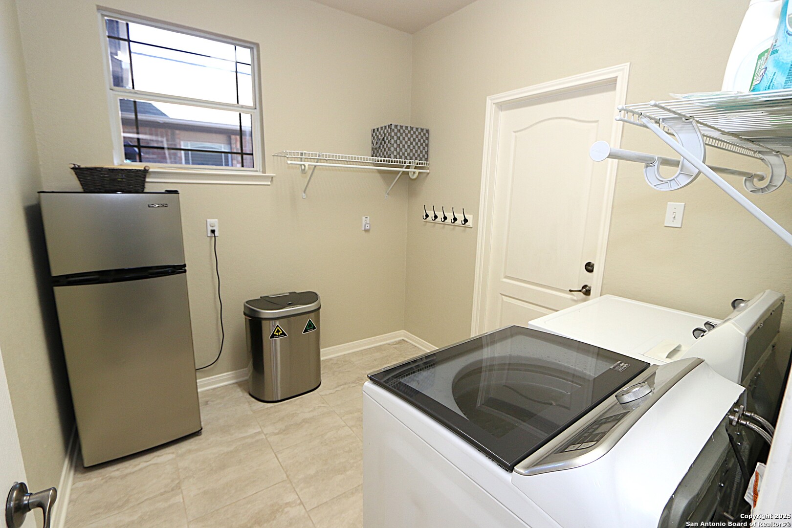 8614 Mantano Ridge Helotes, TX 78023 - Photo 17 of 36 a kitchen with a refrigerator and a stove