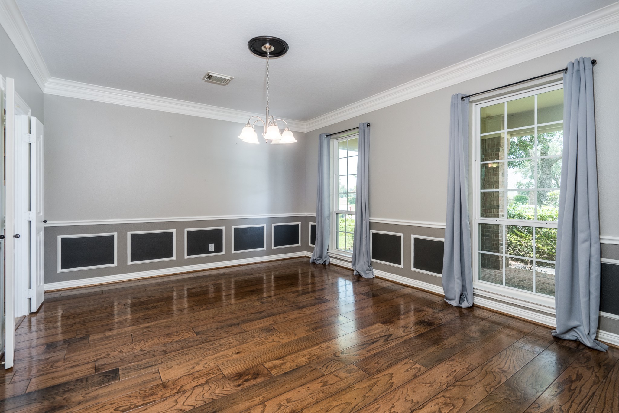 5914 Oakmoss Trail Spring, TX 77379 - Photo 4 of 50 A fabulous formal dining room awaits you and yours to celebrate holiday meals or romantic evenings in style.