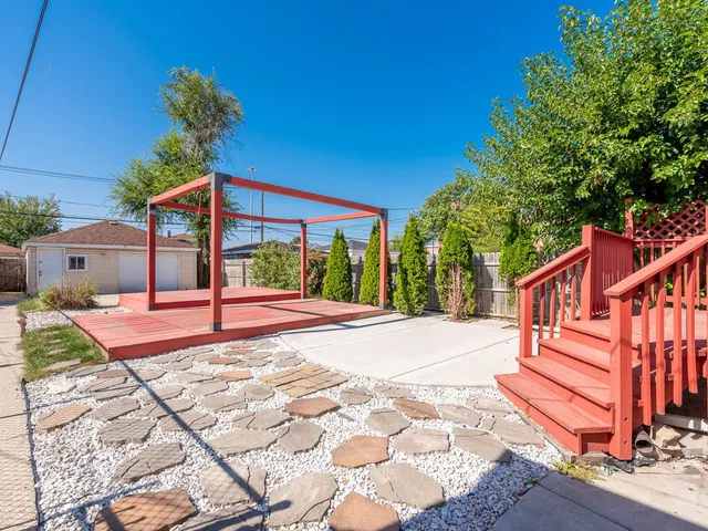 a view of a house with backyard and a tree