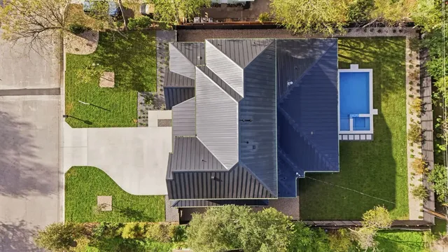 an aerial view of a house having yard