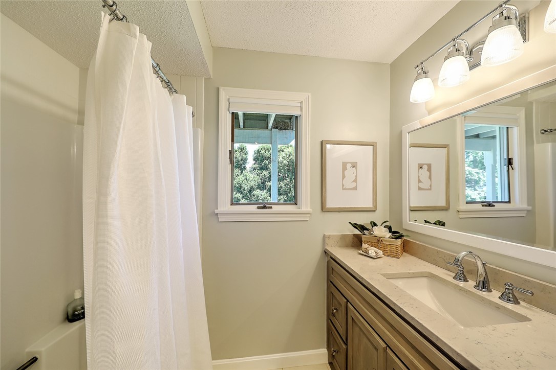 9 Hanley Farm Road, Unit 9 Warren, RI 02885 - Photo 33 of 41 Guest bath