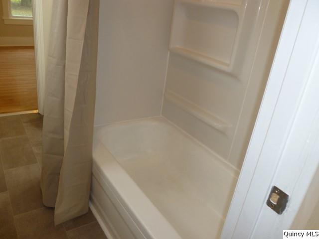 831 East Atchison Street Lomax, IL 61454 - Photo 10 of 24 a bathroom with a bathtub