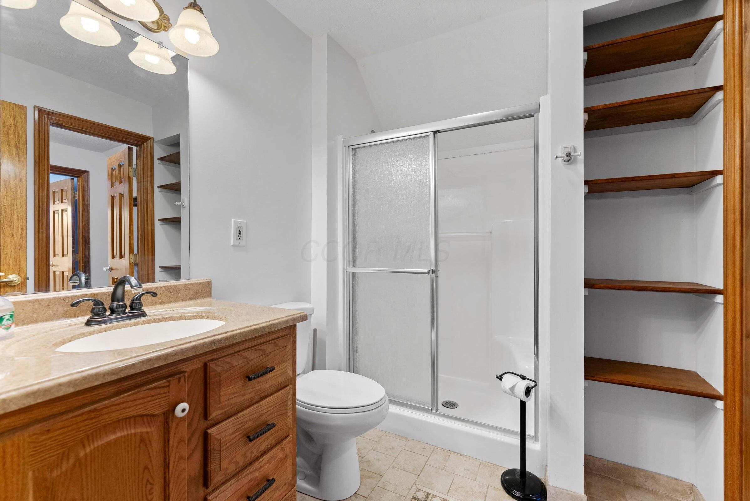 2574 Alward Road Southwest Pataskala, OH 43062 - Photo 34 of 61 34 - Full Bathroom 2