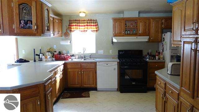 14461 Cinder Road Beulah, MI 49617 - Photo 6 of 20 1777012-5.JPG