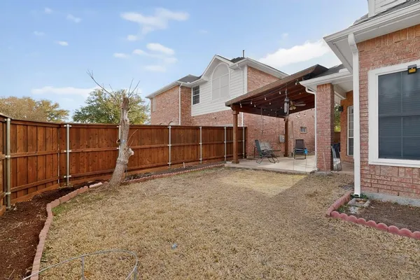 a view of a backyard
