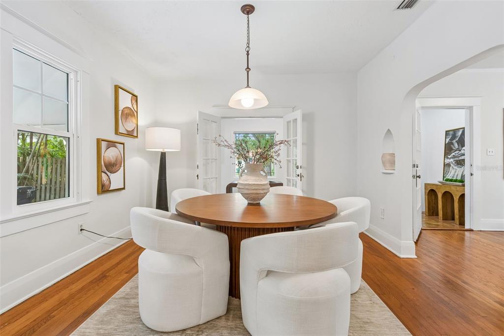 2434 West Prospect Road Tampa, FL 33629 - Photo 10 of 45 a dining room with table and chairs