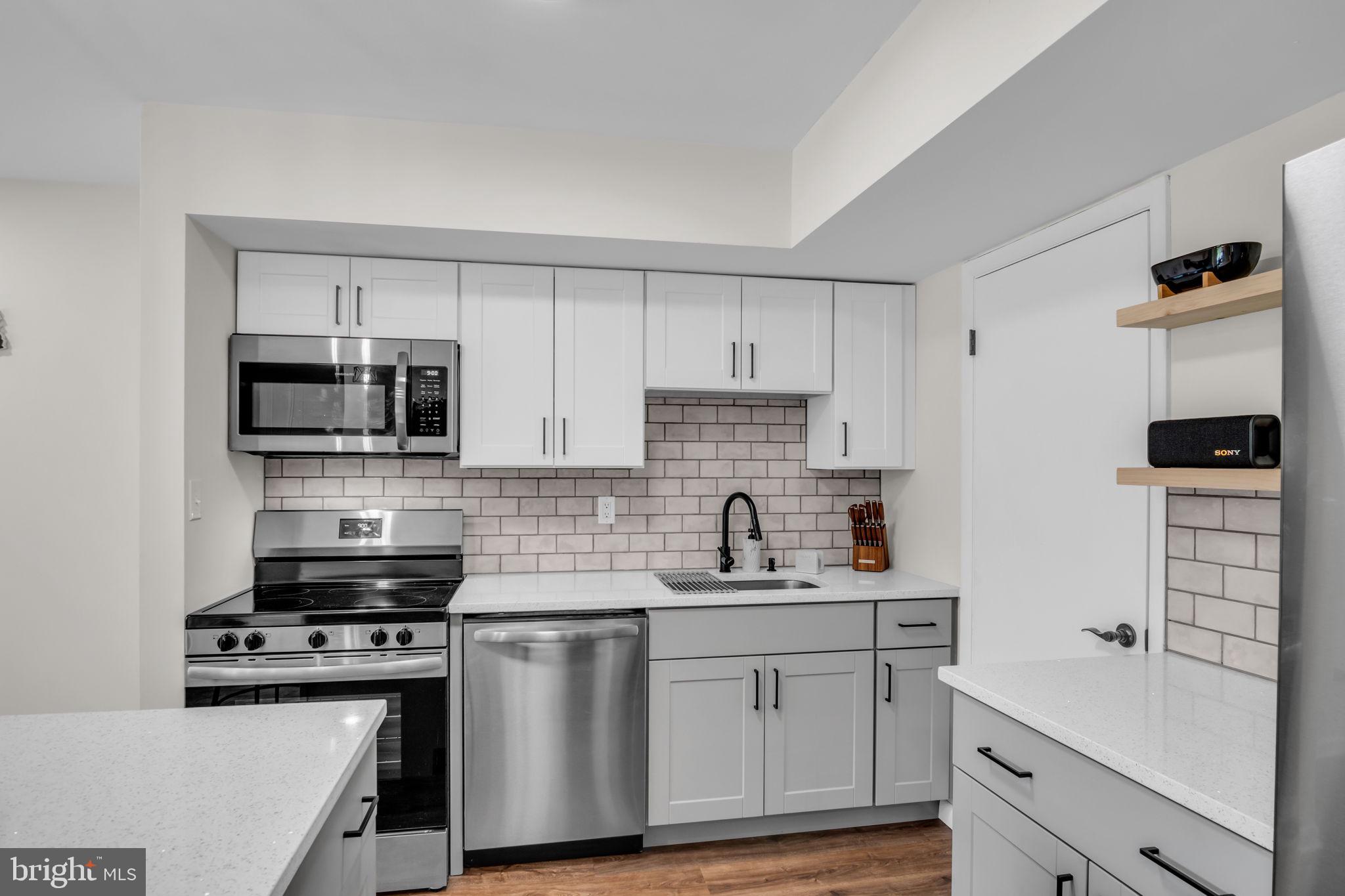 14 Ramsgate Court, Unit 14 York, PA 17404 - Photo 7 of 30 a kitchen with appliances a sink and cabinets