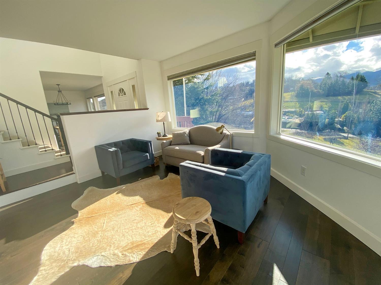 1340 Vawter Road Medford, OR 97501 - Photo 9 of 35 Living Room Towards the entryway. See s