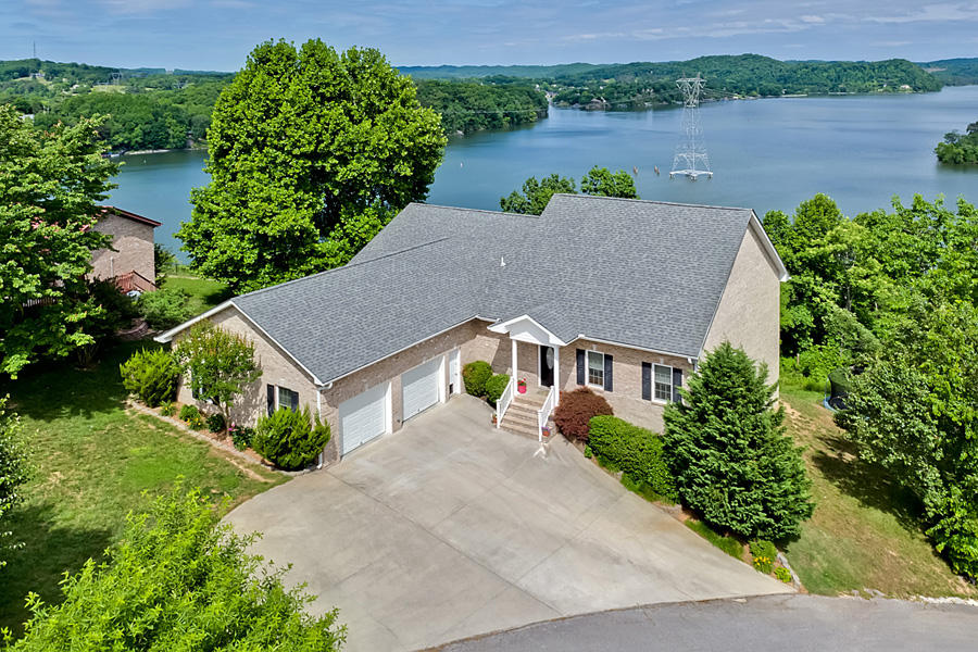 125 Mariners Point Kingston, TN 37763 - Photo 1 of 40 01_MarinersPoint_125_FrontBirdsEye