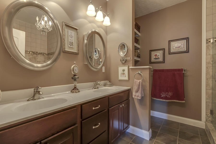 125 Mariners Point Kingston, TN 37763 - Photo 23 of 40 23_MarinersPoint_125_MasterBath01