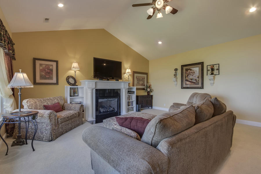 125 Mariners Point Kingston, TN 37763 - Photo 7 of 40 07_MarinersPoint_125_Living03