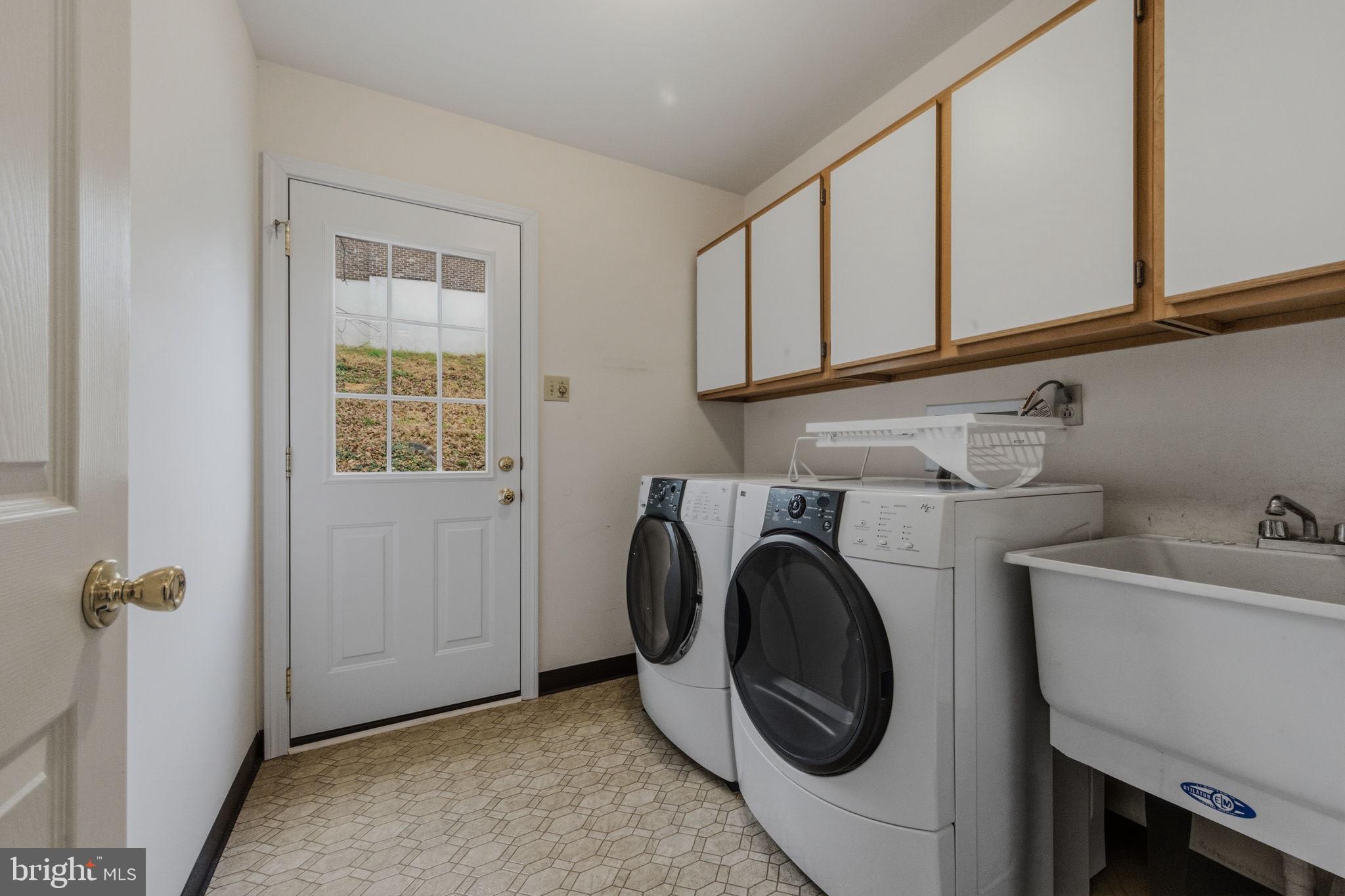 23 Raphael Road Hockessin, DE 19707 - Photo 23 of 44 a utility room with dryer and washer