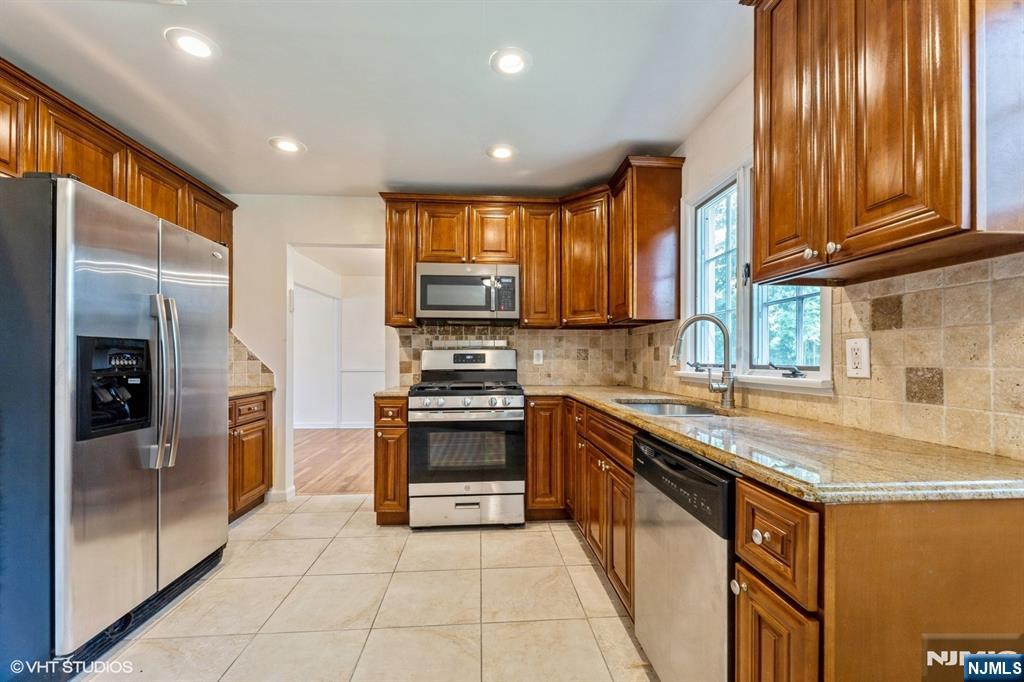 275 Taft Court Paramus, NJ 07652 - Photo 17 of 40