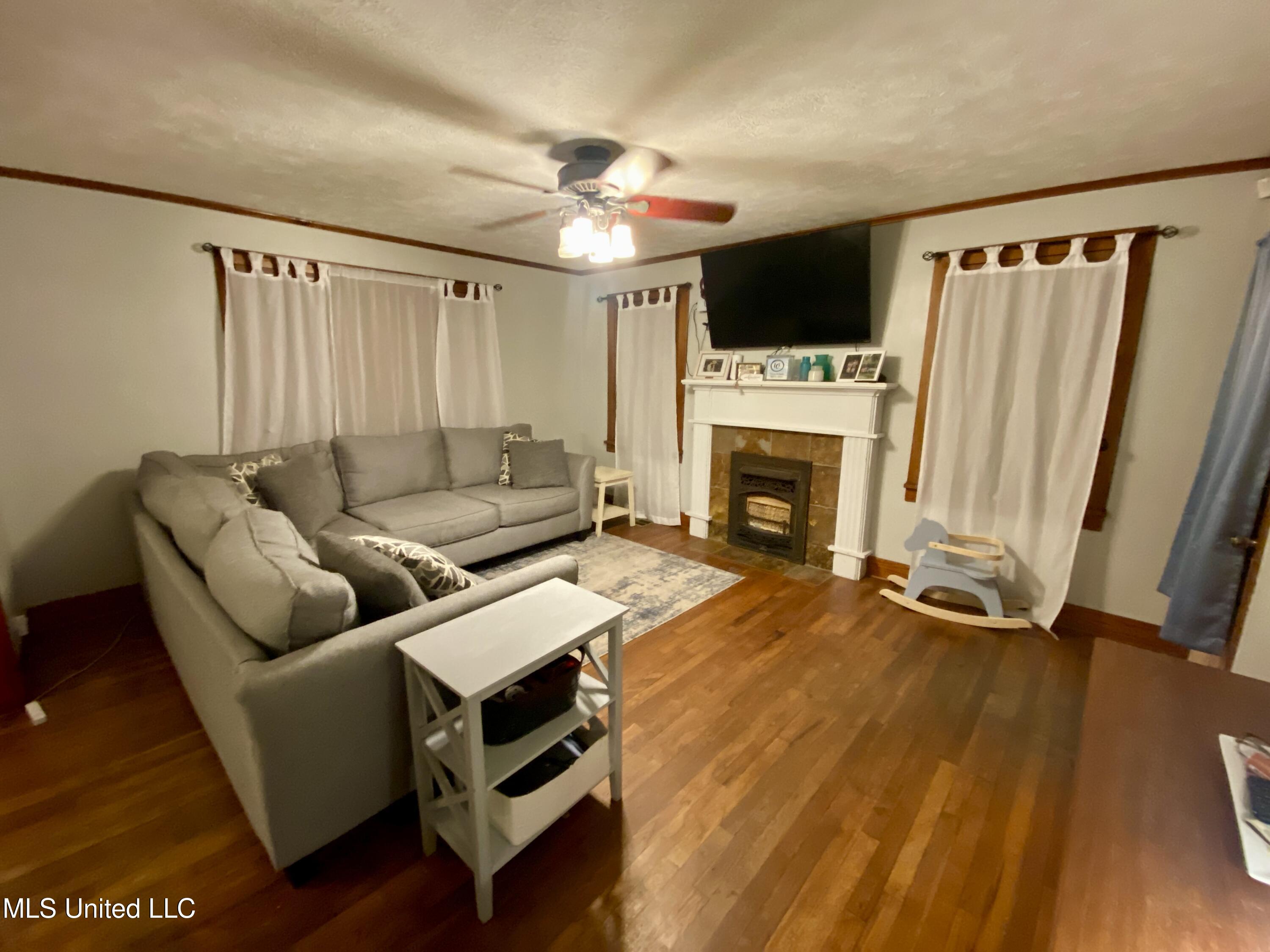 403 North Van Buren Street Carthage, MS 39051 - Photo 5 of 43 IMG_1583