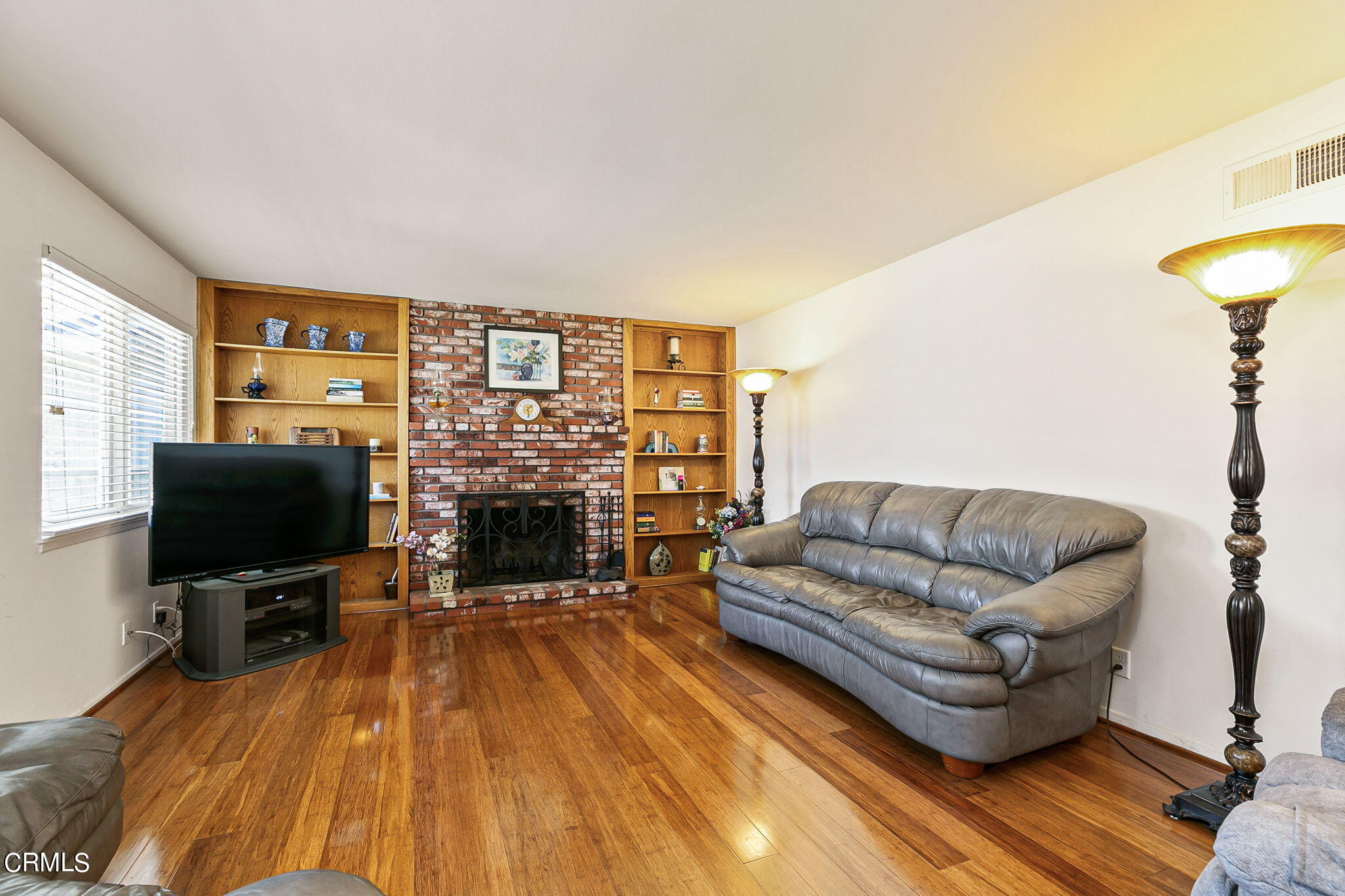 1201 Astoria Place Oxnard, CA 93030 - Photo 9 of 25 Living Room